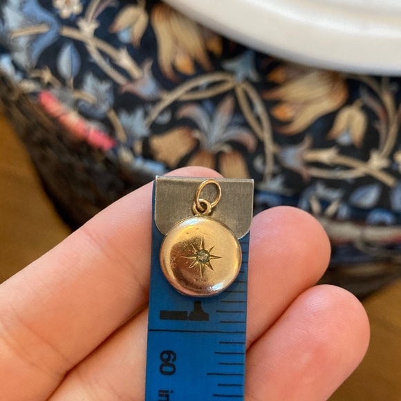 Antique Victorian Starburst Gold-Filled Locket by Carver, Qvarnstrom & Remington - Picture 11 of 11